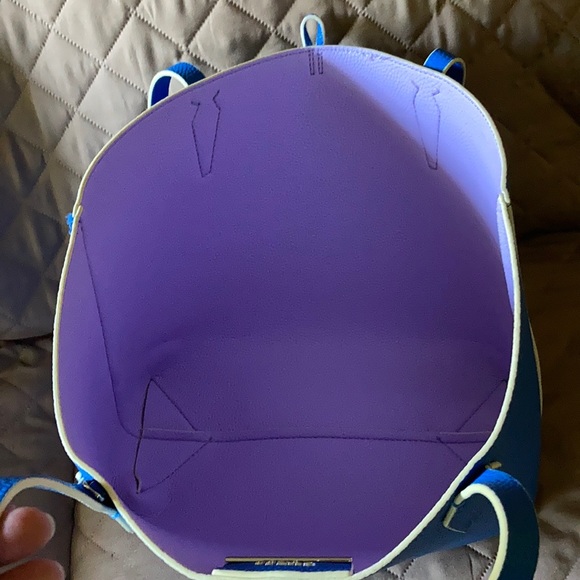 Guess Bobbi Reversible Tote w/Mini Bag. - Picture 4 of 8